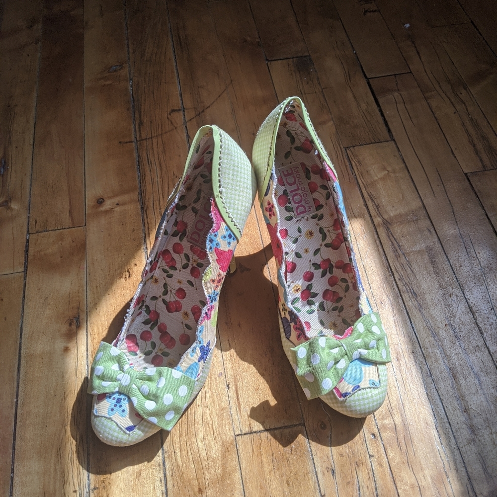 Retro style pumps